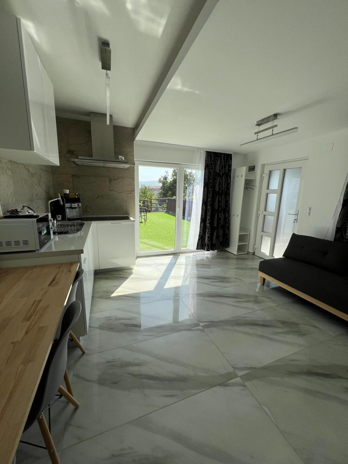 Luxus Cluj Airport Apartments Экстерьер фото