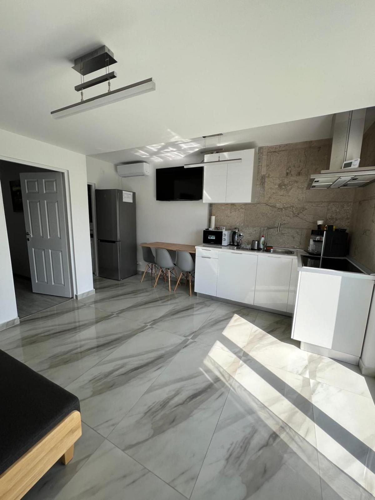 Luxus Cluj Airport Apartments Экстерьер фото